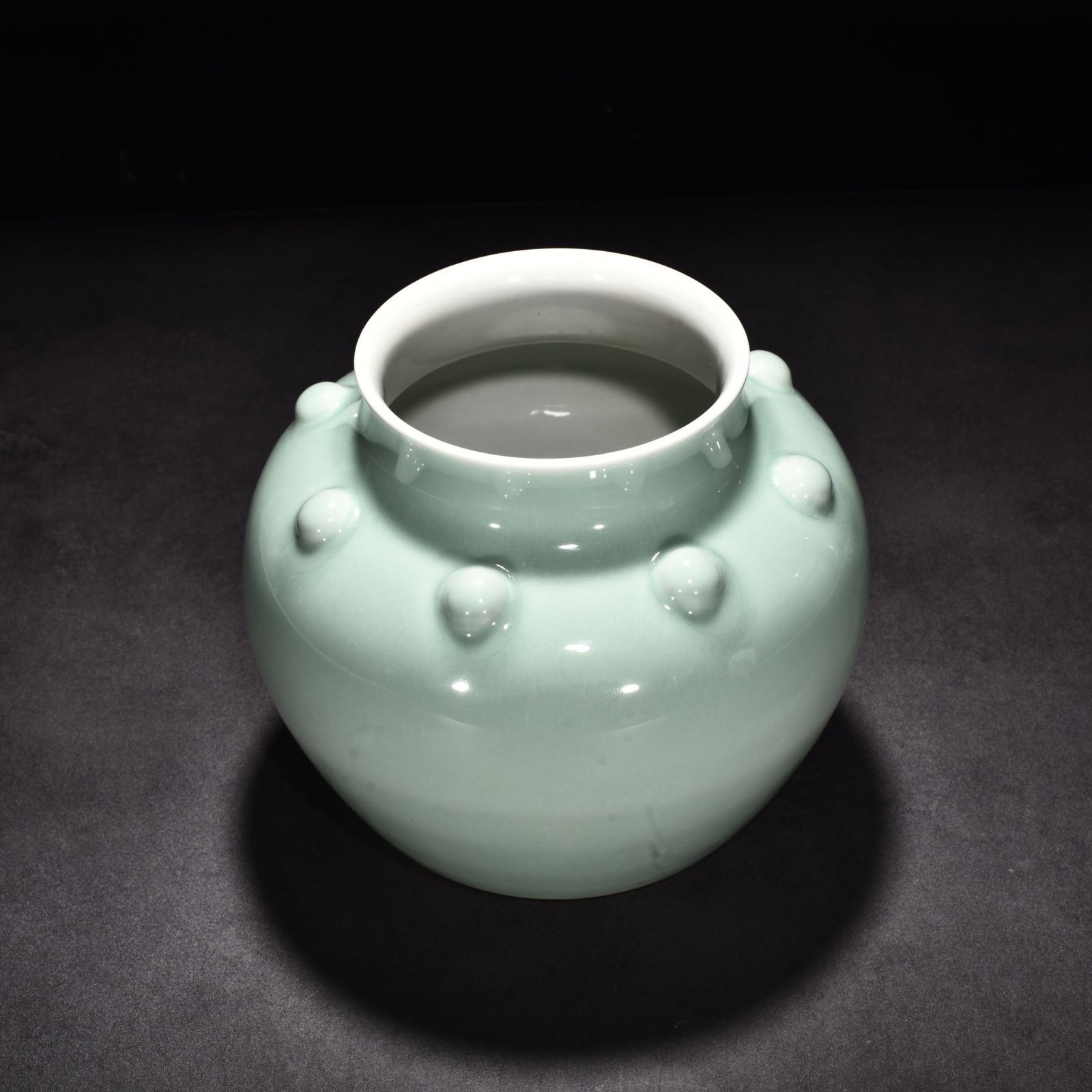 Qing Dynasty Yongzheng bean green glaze drum and nail jar