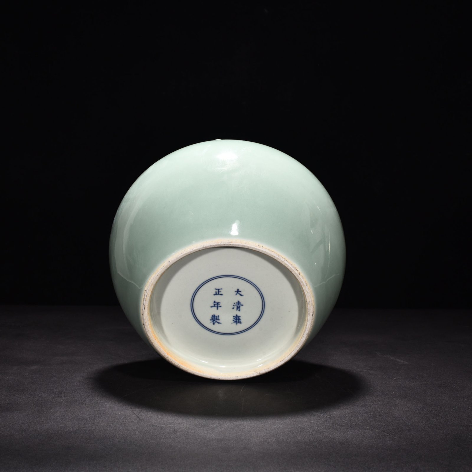 Qing Dynasty Yongzheng bean green glaze drum and nail jar