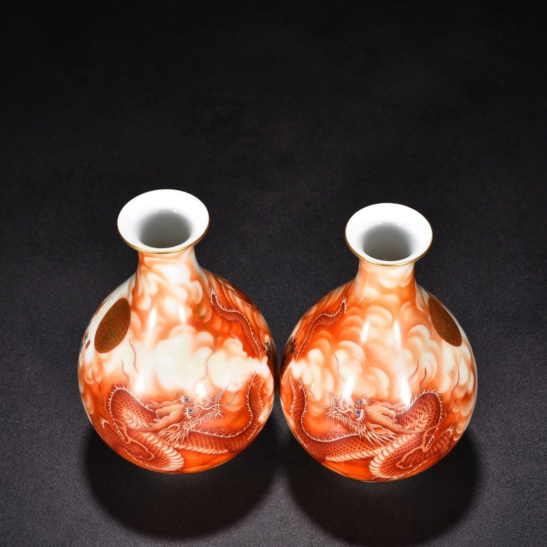 Qing Dynasty Yongzheng alum red cloud and dragon pattern jade pot spring vase