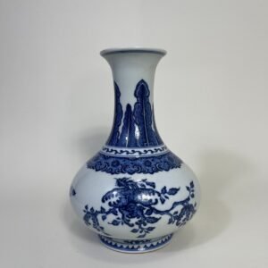 Qing Dynasty Yongzheng blue and white three-fruit and three-dot pattern vase