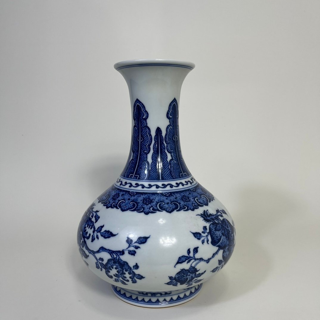 Qing Dynasty Yongzheng blue and white three-fruit and three-dot pattern vase