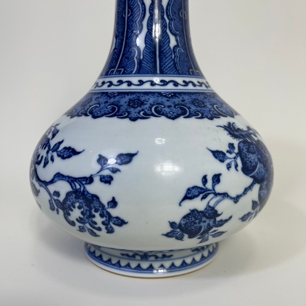 Qing Dynasty Yongzheng blue and white three-fruit and three-dot pattern vase