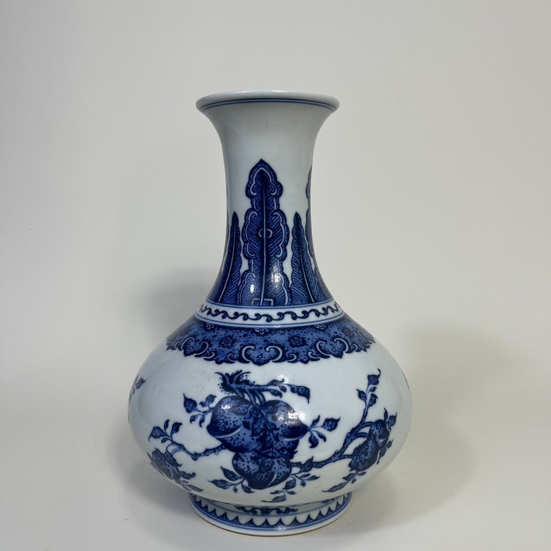 Qing Dynasty Yongzheng blue and white three-fruit and three-dot pattern vase
