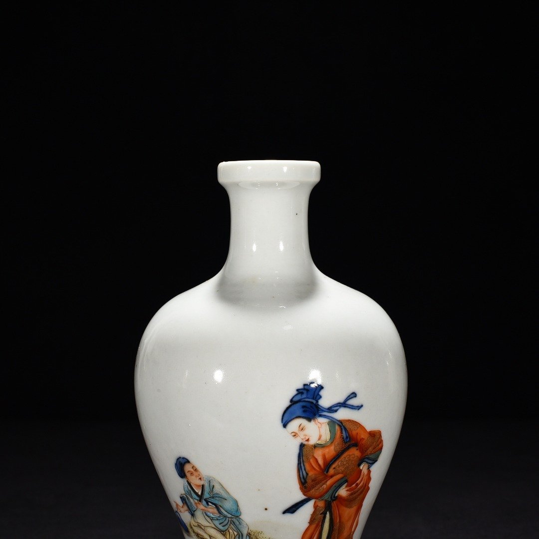 Qing Dynasty Yongzheng blue and white multicolored figure vase