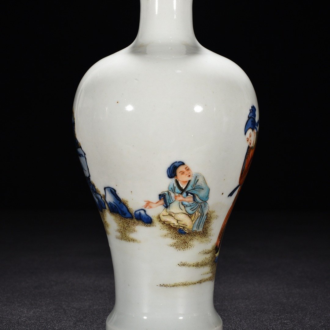 Qing Dynasty Yongzheng blue and white multicolored figure vase