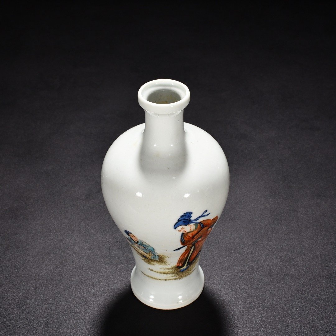 Qing Dynasty Yongzheng blue and white multicolored figure vase