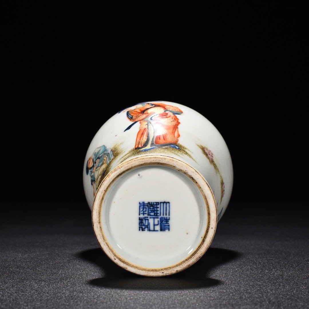 Qing Dynasty Yongzheng blue and white multicolored figure vase