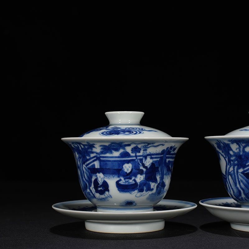 Qing Dynasty Yongzheng blue and white infant play pattern covered bowl
