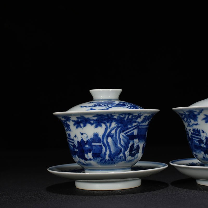 Qing Dynasty Yongzheng blue and white infant play pattern covered bowl