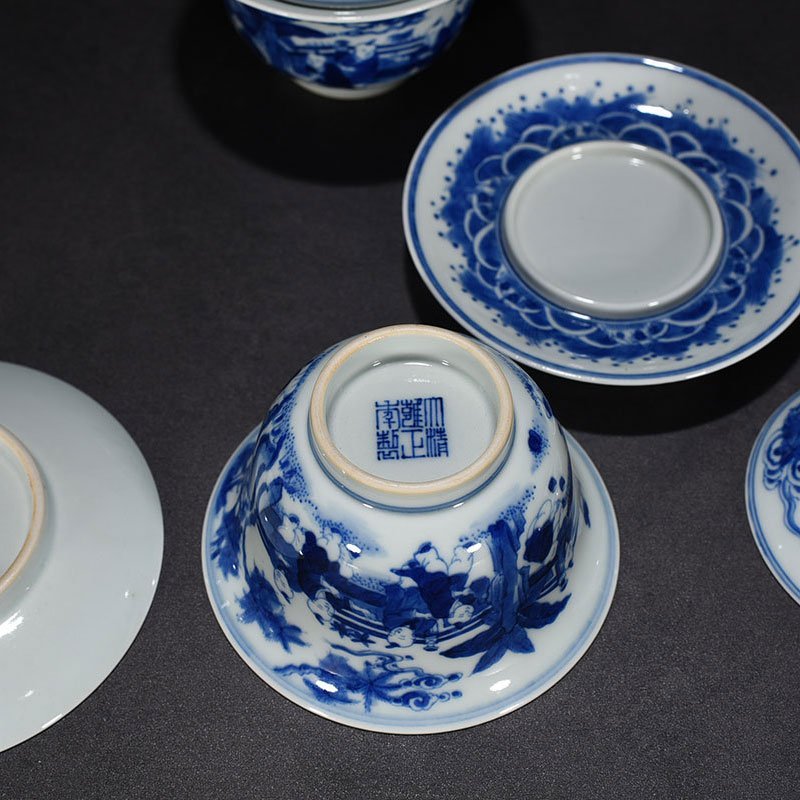 Qing Dynasty Yongzheng blue and white infant play pattern covered bowl
