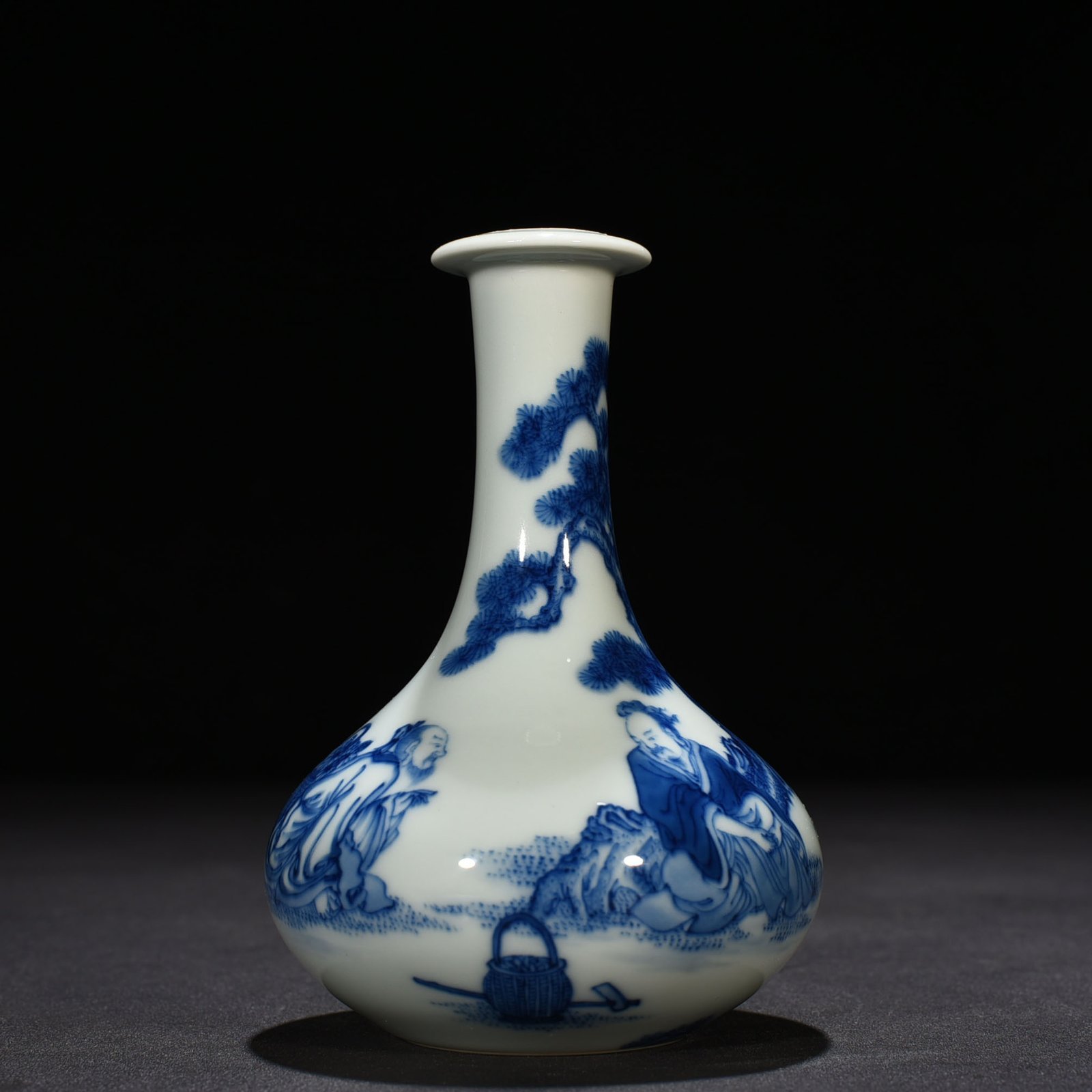 Qing Dynasty Yongzheng blue and white figure pattern plate mouth vase
