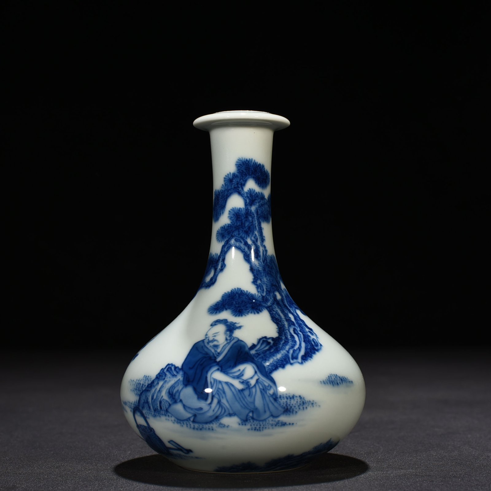 Qing Dynasty Yongzheng blue and white figure pattern plate mouth vase