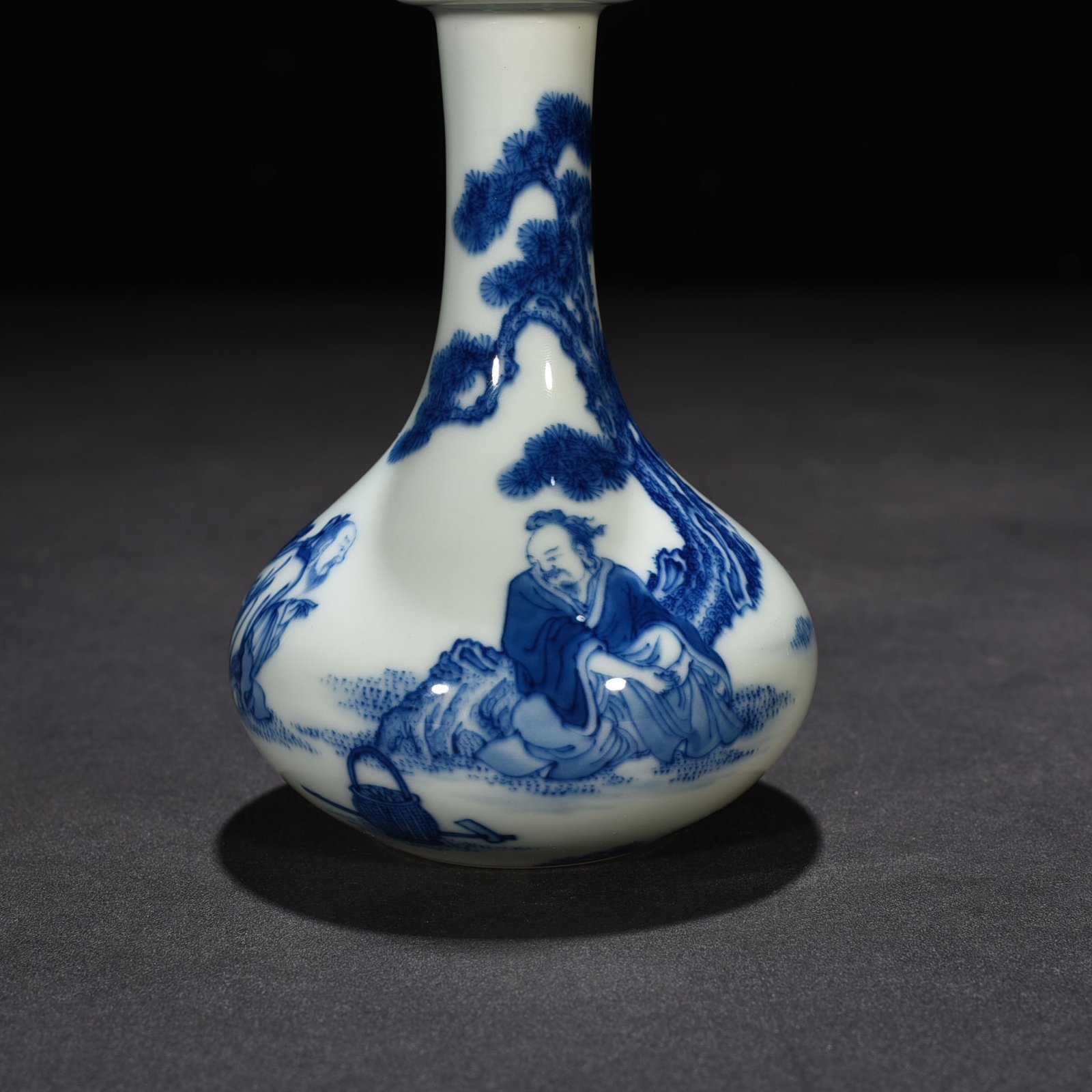 Qing Dynasty Yongzheng blue and white figure pattern plate mouth vase
