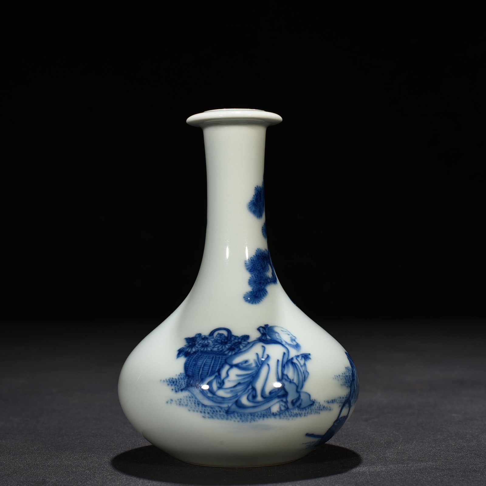 Qing Dynasty Yongzheng blue and white figure pattern plate mouth vase