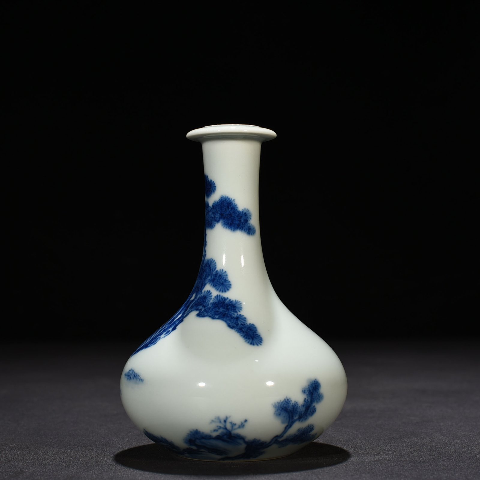 Qing Dynasty Yongzheng blue and white figure pattern plate mouth vase