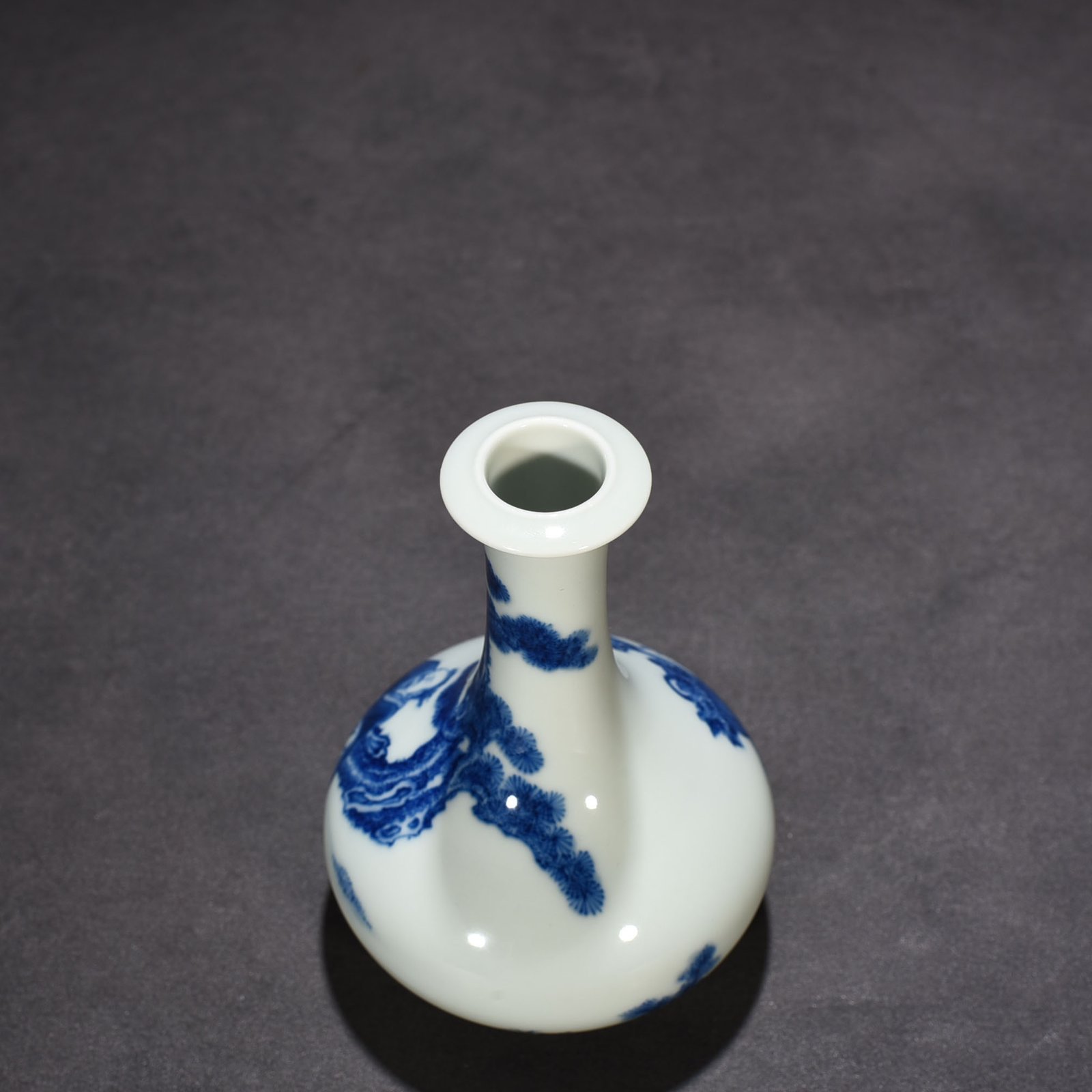 Qing Dynasty Yongzheng blue and white figure pattern plate mouth vase