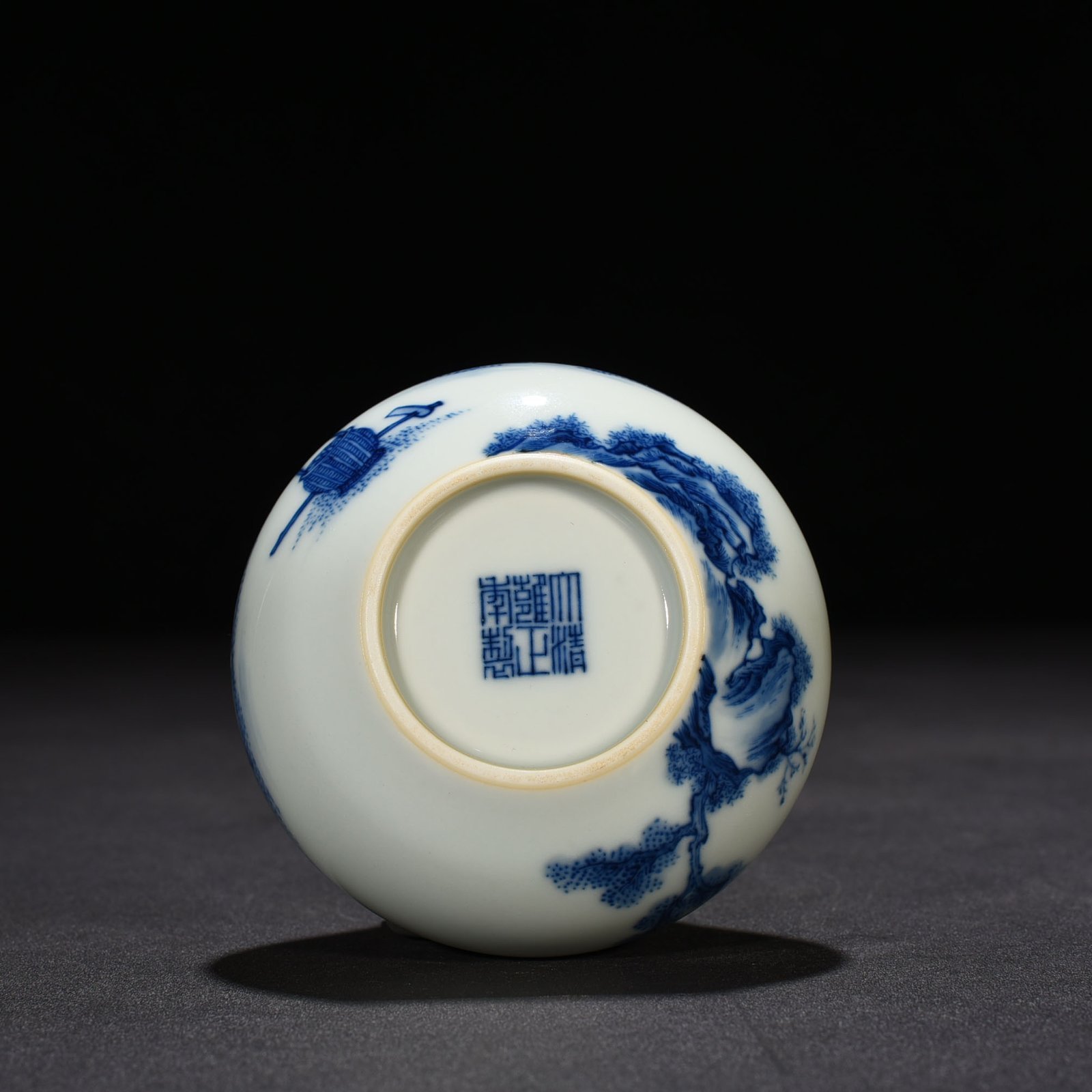 Qing Dynasty Yongzheng blue and white figure pattern plate mouth vase