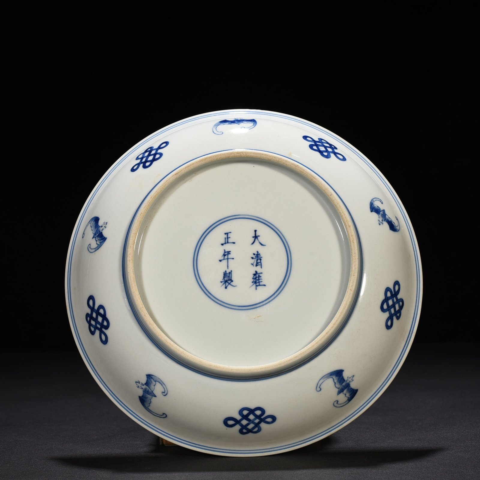 Qing Dynasty Yongzheng blue and white alum red Sanskrit plate