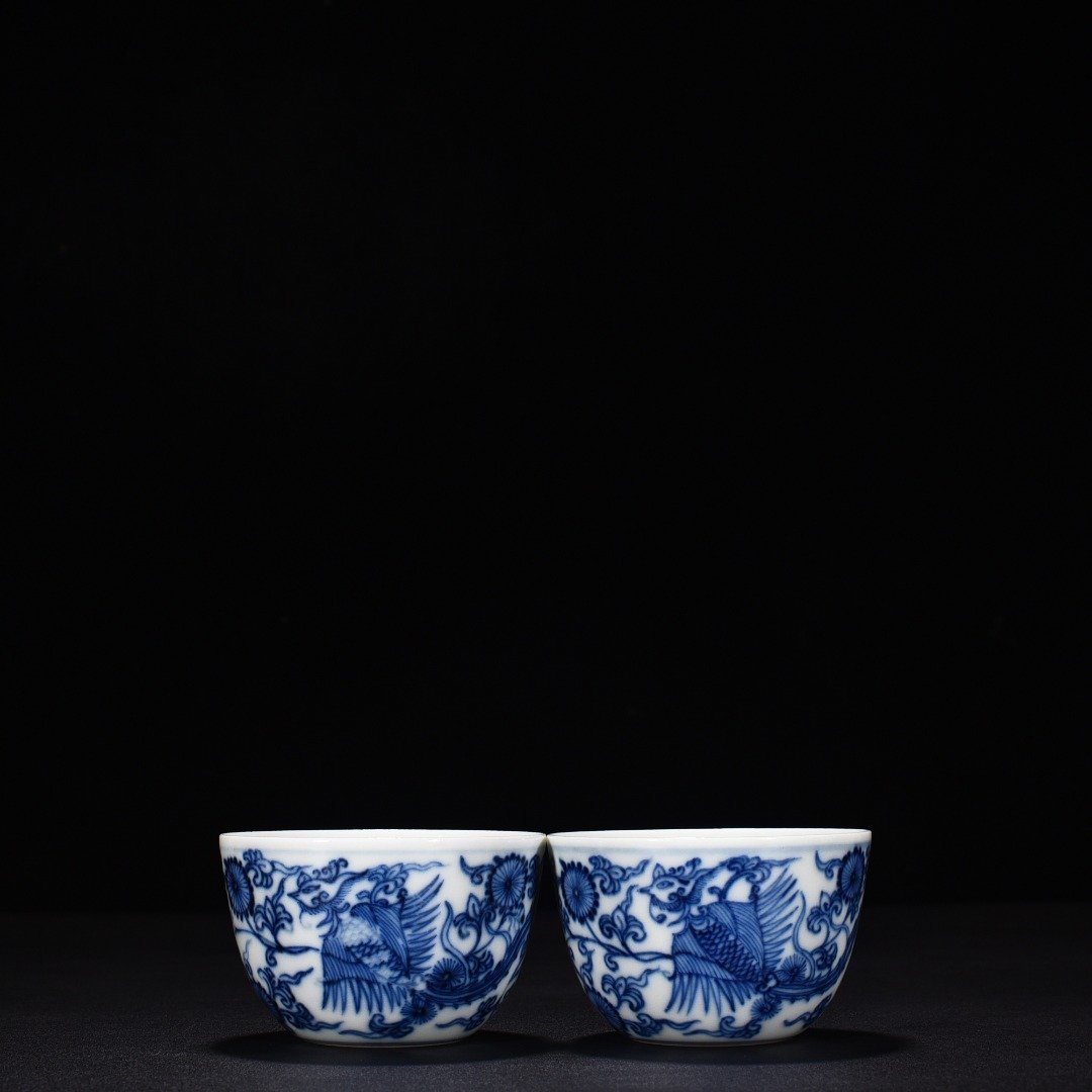 Qing Dynasty Yongzheng blue and white cup with flower and phoenix pattern