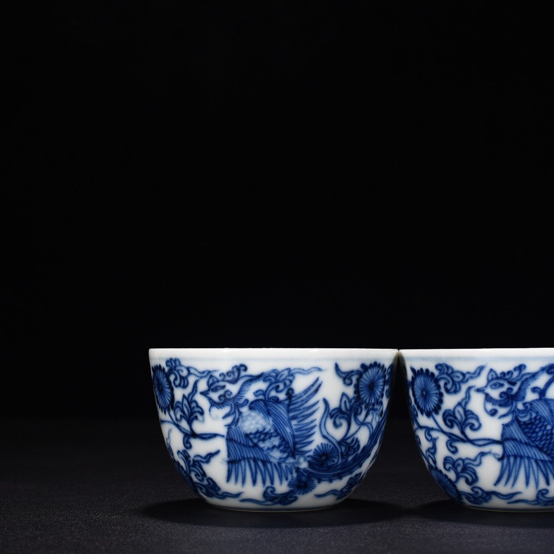 Qing Dynasty Yongzheng blue and white cup with flower and phoenix pattern