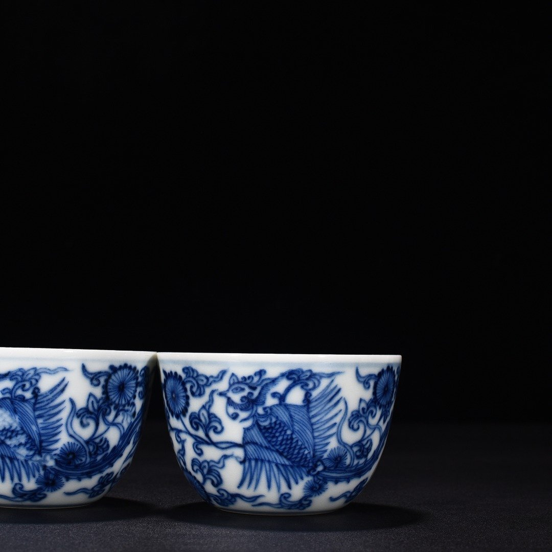 Qing Dynasty Yongzheng blue and white cup with flower and phoenix pattern