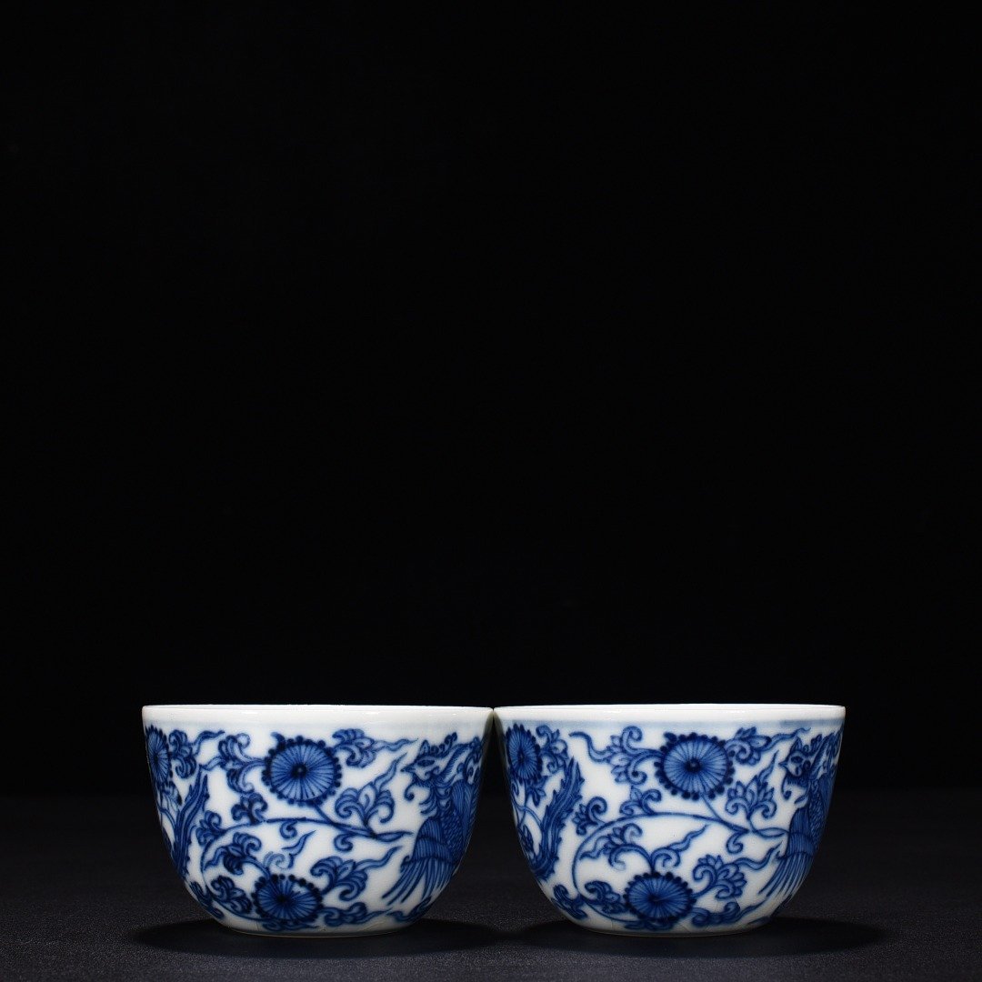 Qing Dynasty Yongzheng blue and white cup with flower and phoenix pattern
