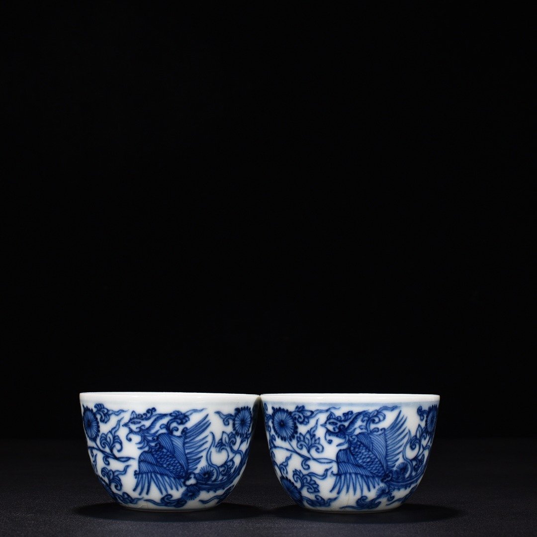 Qing Dynasty Yongzheng blue and white cup with flower and phoenix pattern