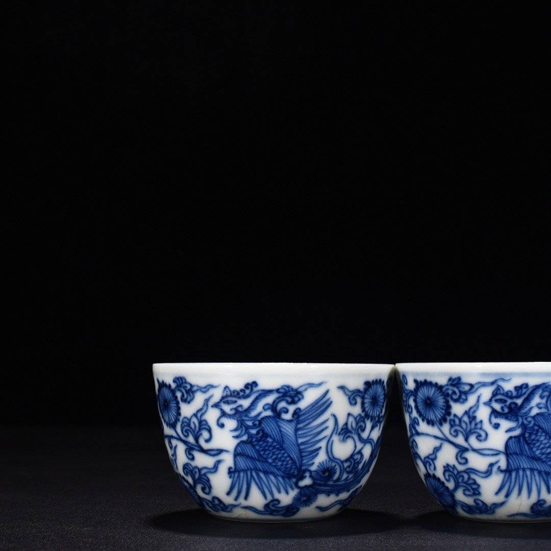 Qing Dynasty Yongzheng blue and white cup with flower and phoenix pattern