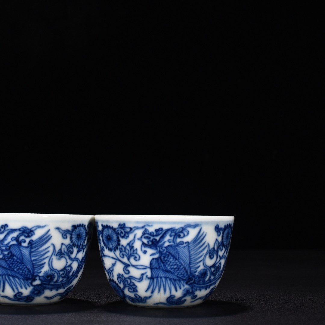 Qing Dynasty Yongzheng blue and white cup with flower and phoenix pattern