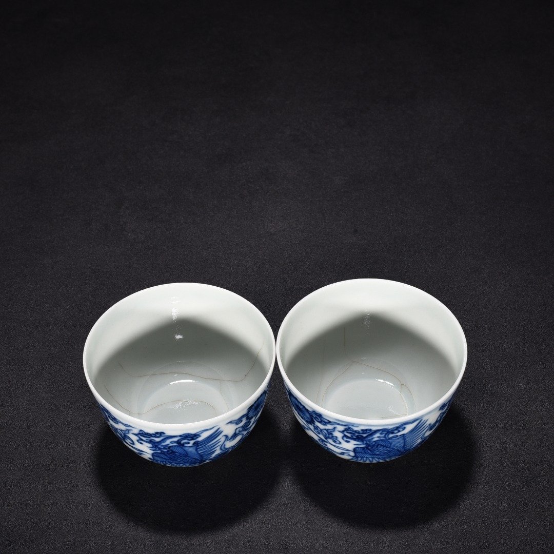 Qing Dynasty Yongzheng blue and white cup with flower and phoenix pattern