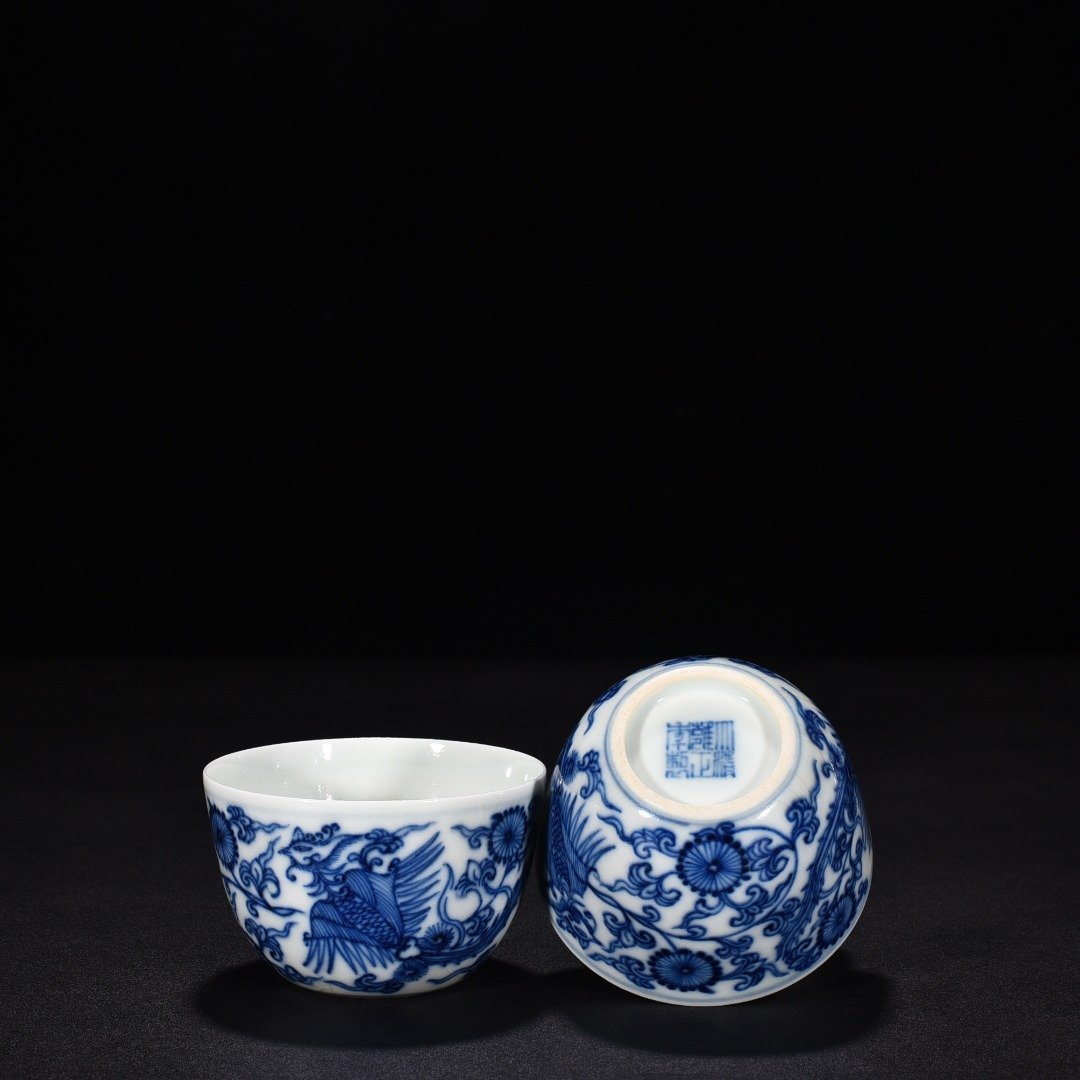 Qing Dynasty Yongzheng blue and white cup with flower and phoenix pattern