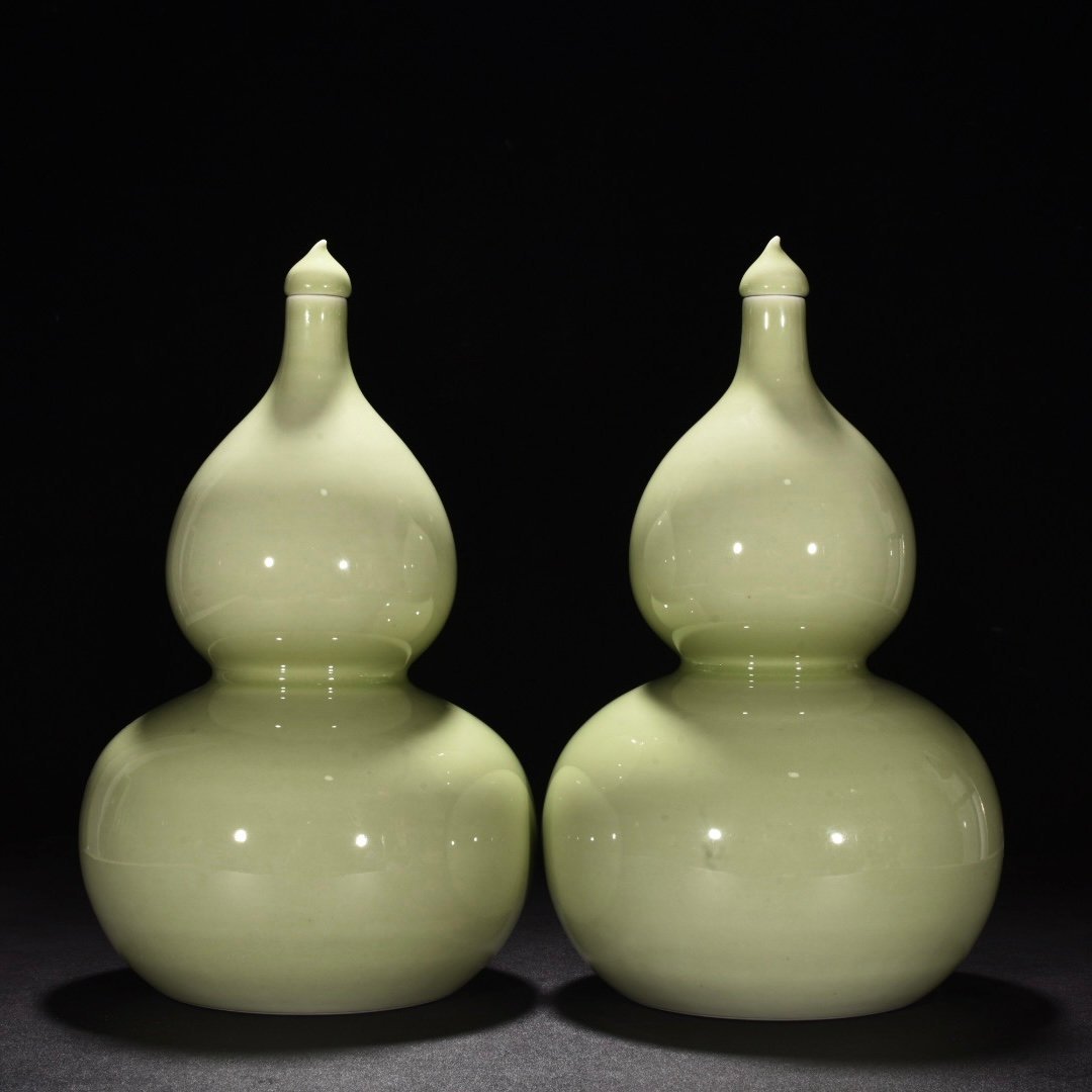 Qing Dynasty Yongzheng duck egg green glaze gourd vase