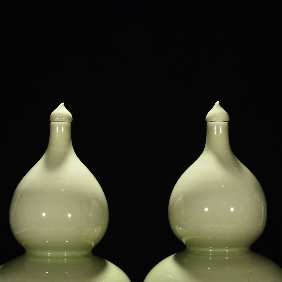 Qing Dynasty Yongzheng duck egg green glaze gourd vase