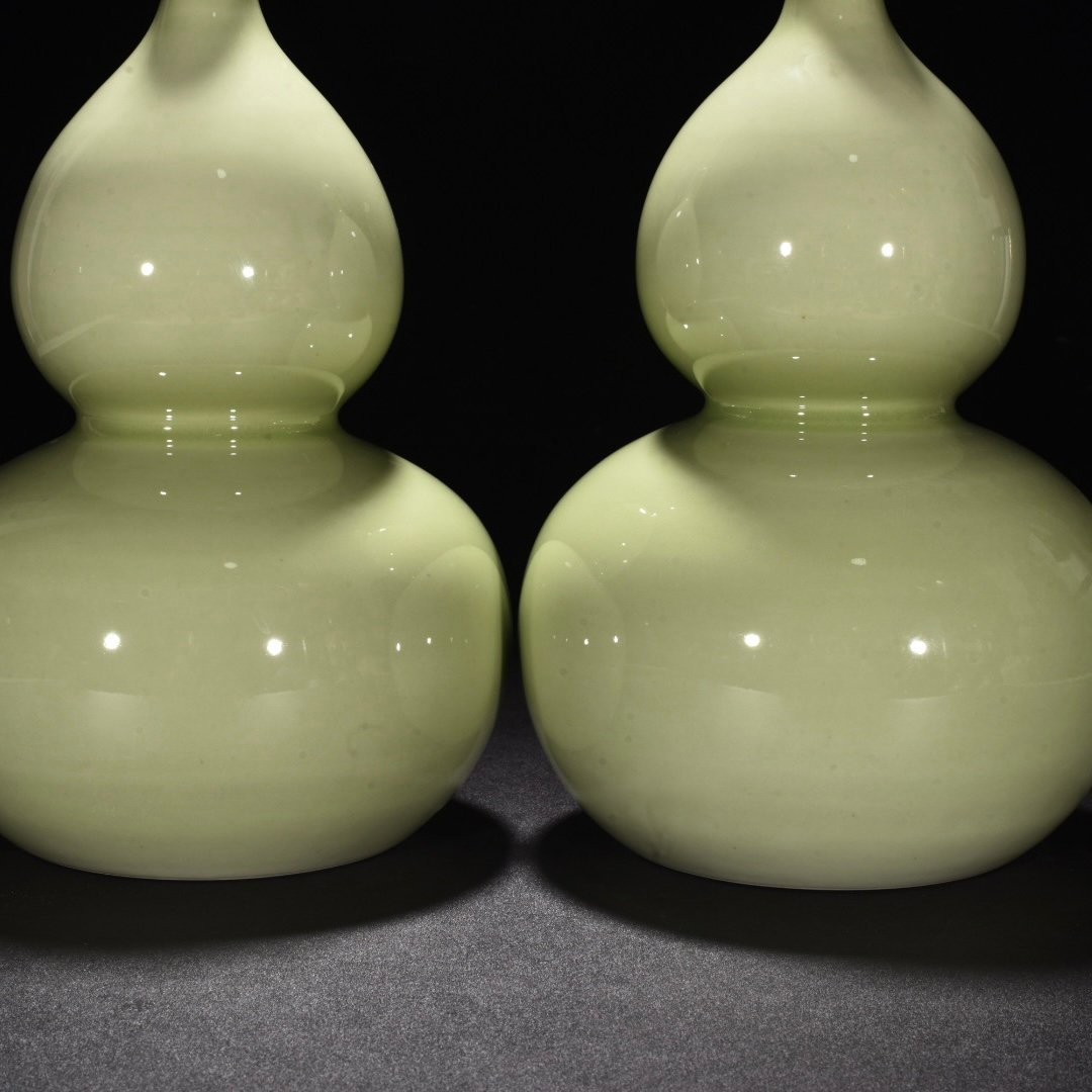 Qing Dynasty Yongzheng duck egg green glaze gourd vase