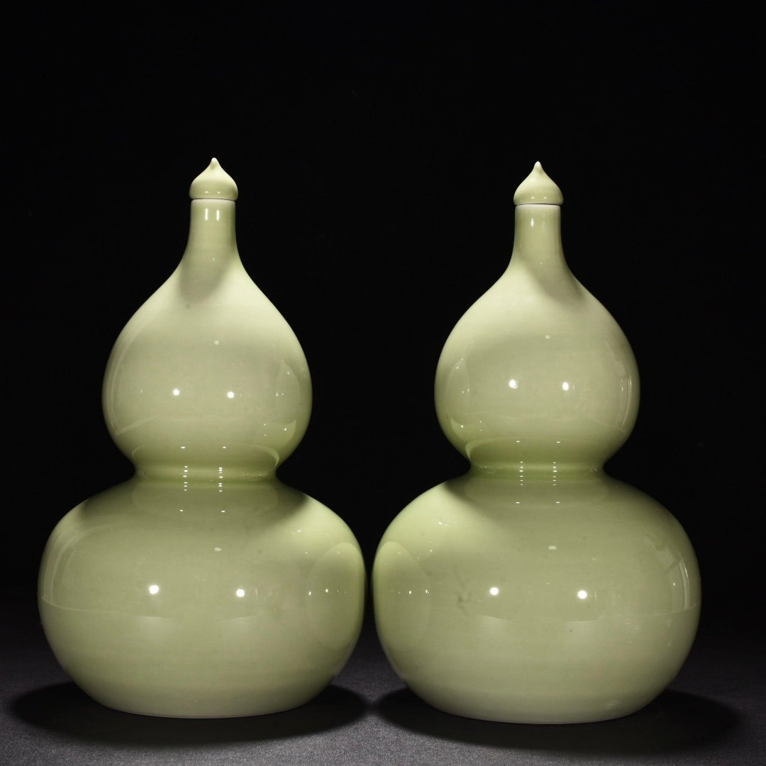 Qing Dynasty Yongzheng duck egg green glaze gourd vase