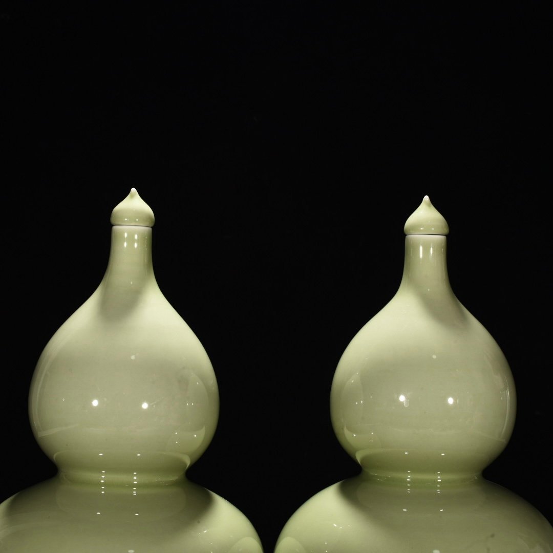 Qing Dynasty Yongzheng duck egg green glaze gourd vase
