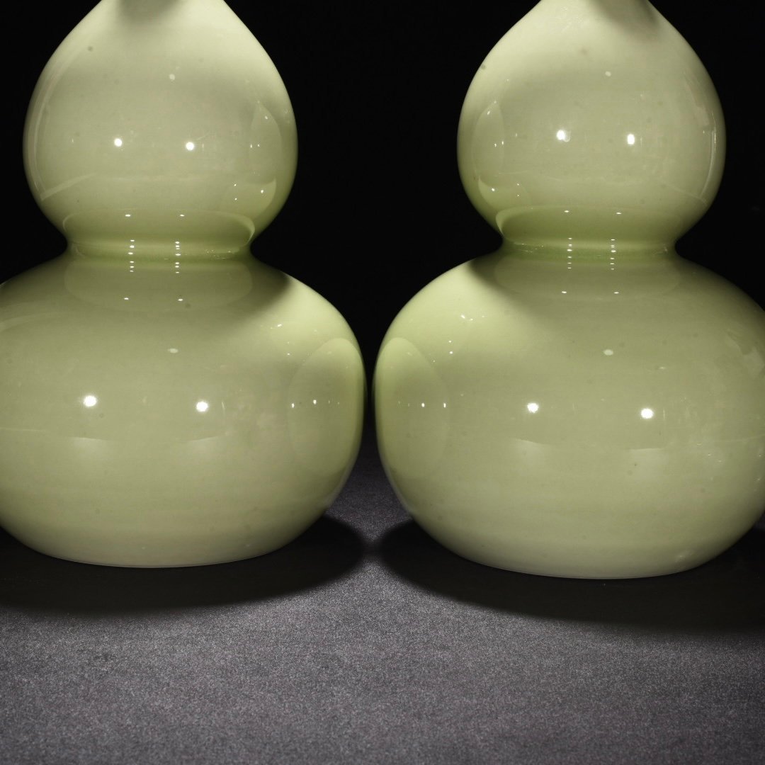 Qing Dynasty Yongzheng duck egg green glaze gourd vase