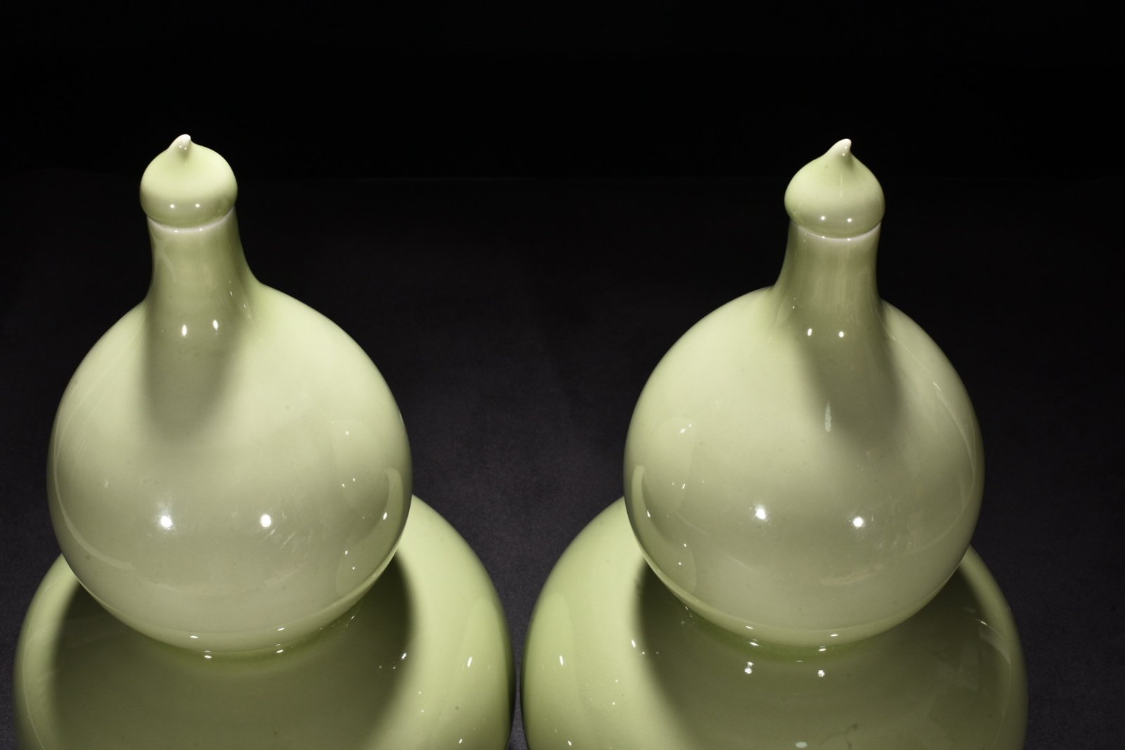 Qing Dynasty Yongzheng duck egg green glaze gourd vase
