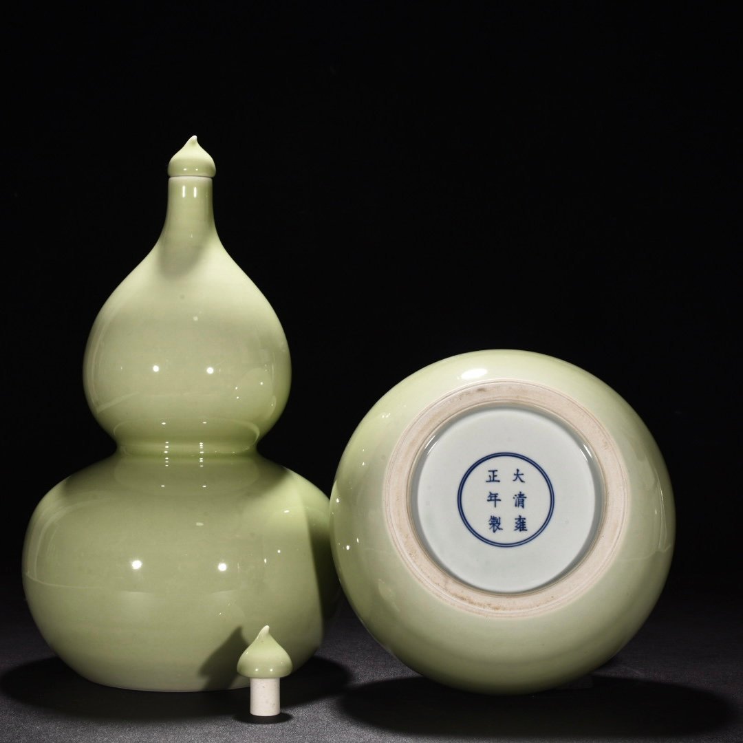 Qing Dynasty Yongzheng duck egg green glaze gourd vase