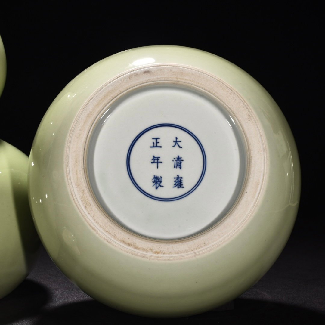 Qing Dynasty Yongzheng duck egg green glaze gourd vase