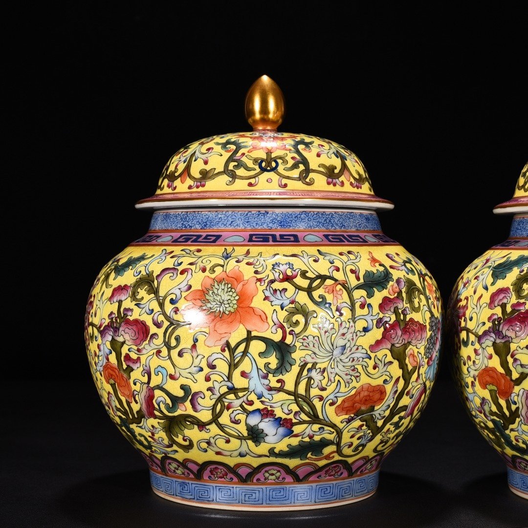 Qing Dynasty Yongzheng yellow ground enamel Ganoderma lucidum flower pattern lid jar