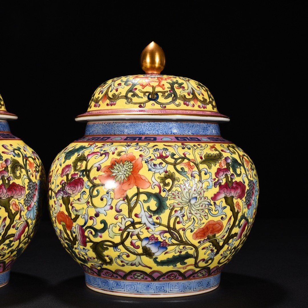 Qing Dynasty Yongzheng yellow ground enamel Ganoderma lucidum flower pattern lid jar