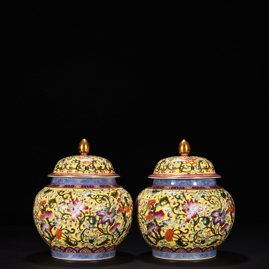 Qing Dynasty Yongzheng yellow ground enamel Ganoderma lucidum flower pattern lid jar