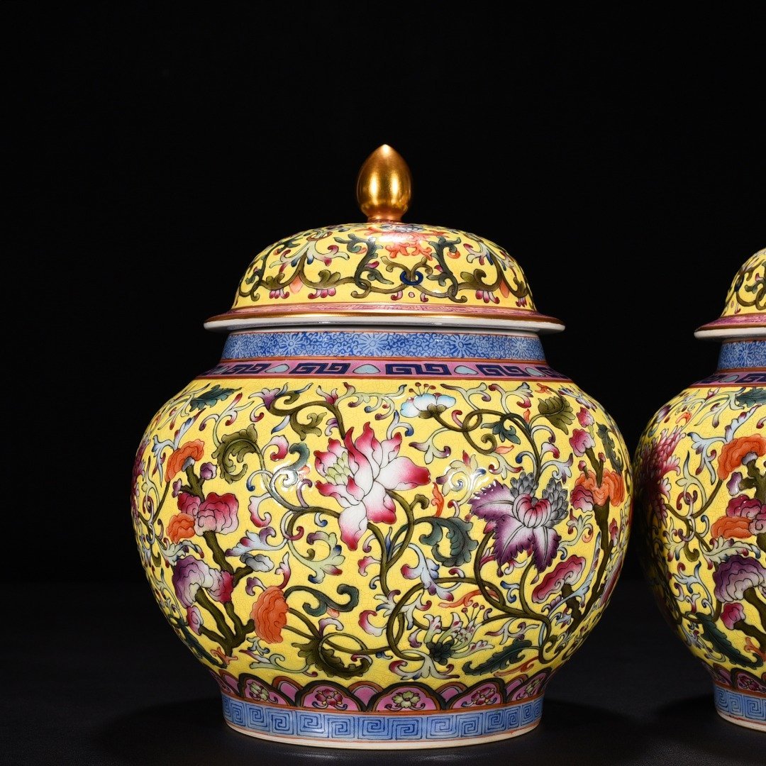 Qing Dynasty Yongzheng yellow ground enamel Ganoderma lucidum flower pattern lid jar