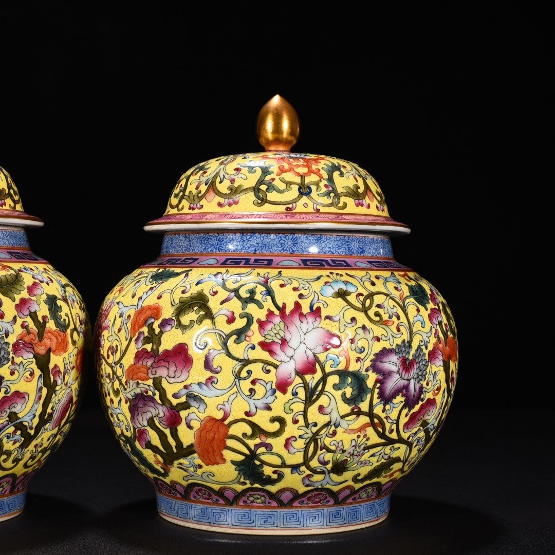 Qing Dynasty Yongzheng yellow ground enamel Ganoderma lucidum flower pattern lid jar