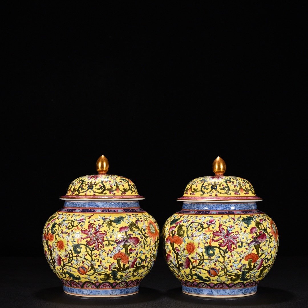 Qing Dynasty Yongzheng yellow ground enamel Ganoderma lucidum flower pattern lid jar