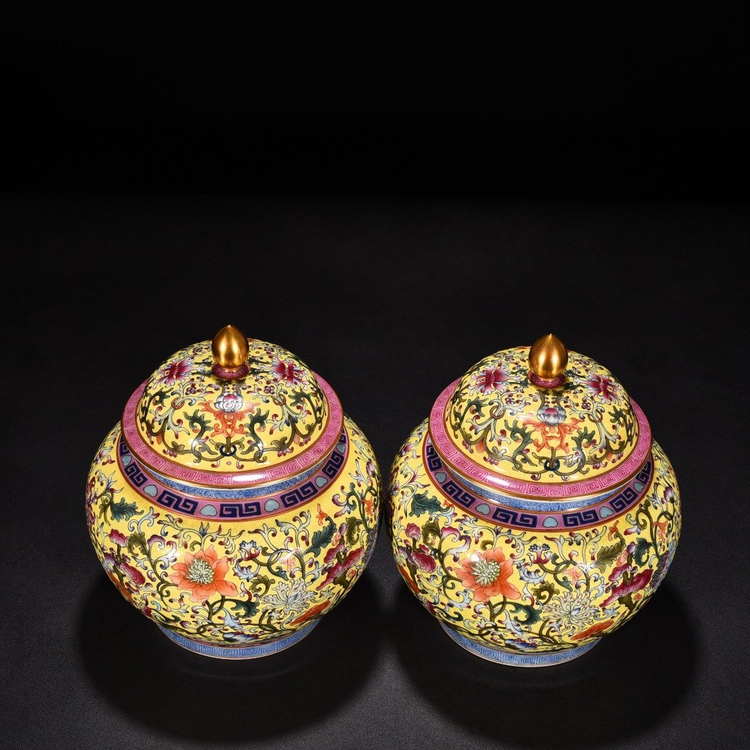 Qing Dynasty Yongzheng yellow ground enamel Ganoderma lucidum flower pattern lid jar
