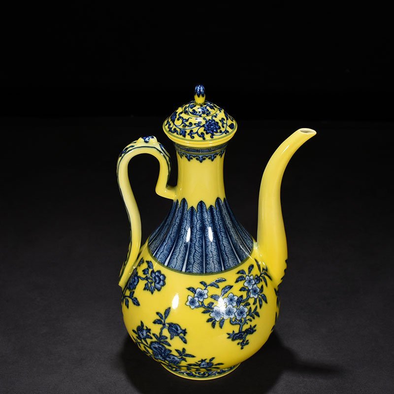 Qing Dynasty Yongzheng yellow ground blue and white ewer with broken branches