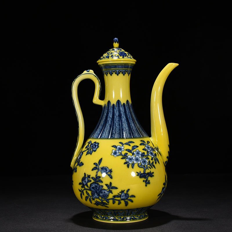 Qing Dynasty Yongzheng yellow ground blue and white ewer with broken branches