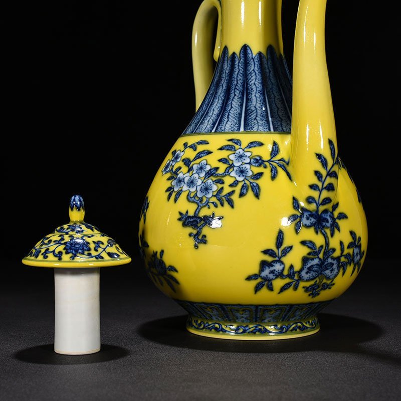 Qing Dynasty Yongzheng yellow ground blue and white ewer with broken branches